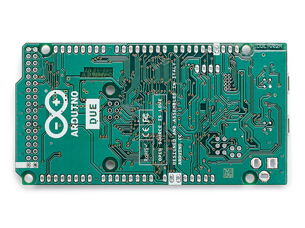 Arduino Due sans headers en comparaison avec la version classique